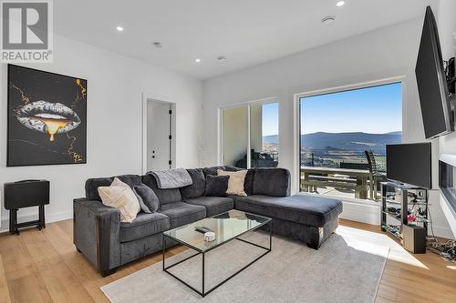 1426 Mine Hill Lane, Kelowna, BC - Indoor Photo Showing Living Room