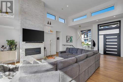 1426 Mine Hill Lane, Kelowna, BC - Indoor Photo Showing Living Room With Fireplace