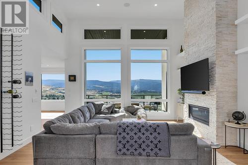 1426 Mine Hill Lane, Kelowna, BC - Indoor Photo Showing Living Room With Fireplace