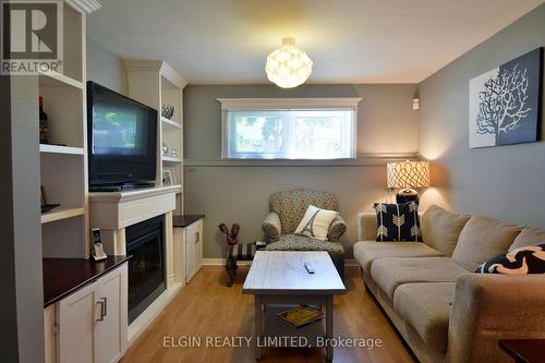 366 Burlington Crescent, London, ON - Indoor Photo Showing Living Room With Fireplace