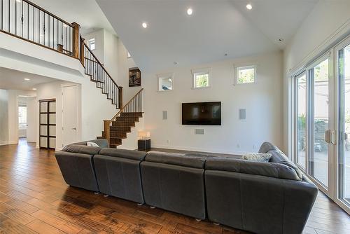 2032 Sunview Drive, West Kelowna, BC - Indoor Photo Showing Living Room