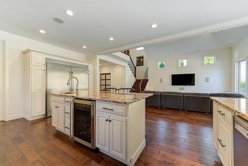 2032 Sunview Drive, West Kelowna, BC - Indoor Photo Showing Kitchen With Upgraded Kitchen