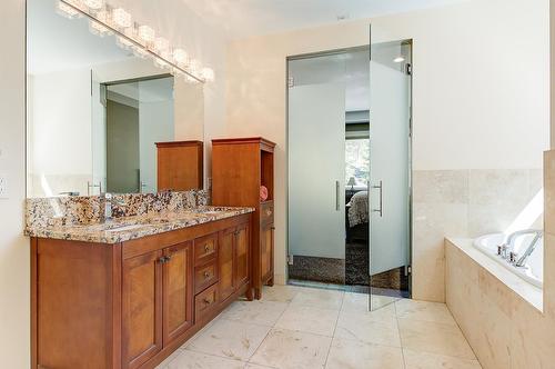 2032 Sunview Drive, West Kelowna, BC - Indoor Photo Showing Bathroom