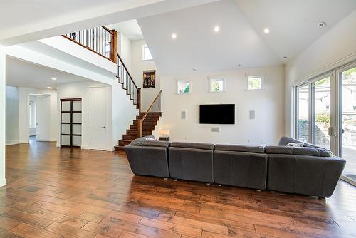 2032 Sunview Drive, West Kelowna, BC - Indoor Photo Showing Living Room