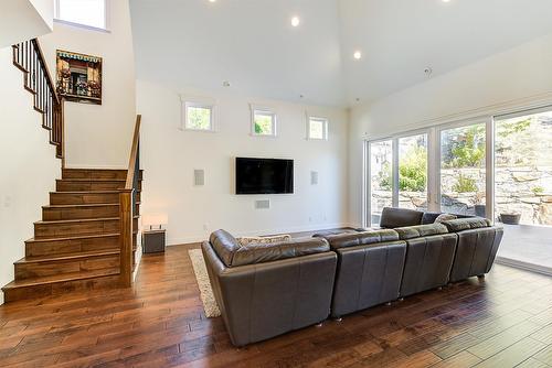 2032 Sunview Drive, West Kelowna, BC - Indoor Photo Showing Living Room