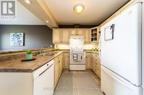 334 Cundles Road E, Barrie, ON - Indoor Photo Showing Kitchen With Double Sink