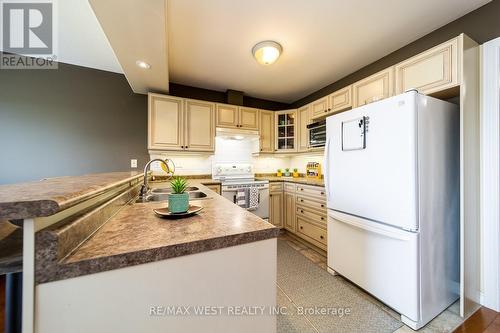 334 Cundles Road E, Barrie (Little Lake), ON - Indoor Photo Showing Kitchen