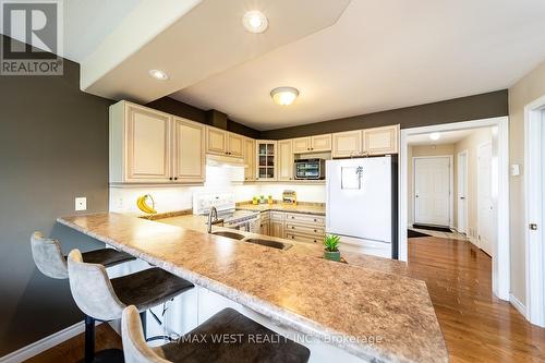 334 Cundles Road E, Barrie (Little Lake), ON - Indoor Photo Showing Kitchen