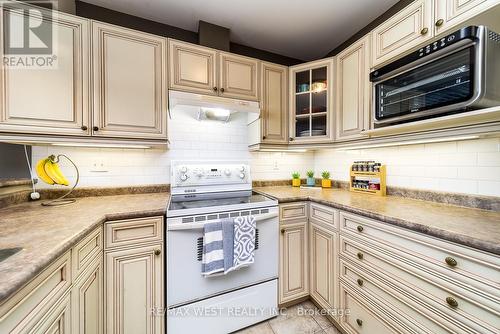 334 Cundles Road E, Barrie (Little Lake), ON - Indoor Photo Showing Kitchen