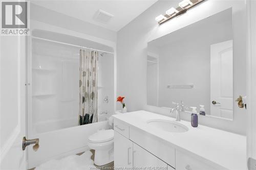 201 Morton, Essex, ON - Indoor Photo Showing Bathroom