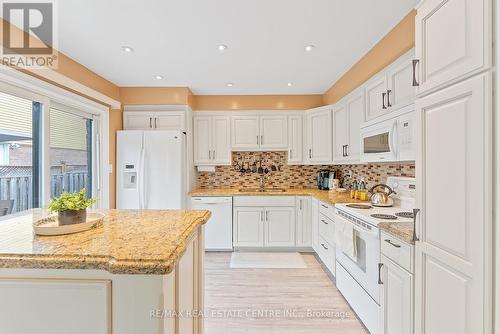 3175 Patrick Crescent, Mississauga (Meadowvale), ON - Indoor Photo Showing Kitchen With Upgraded Kitchen