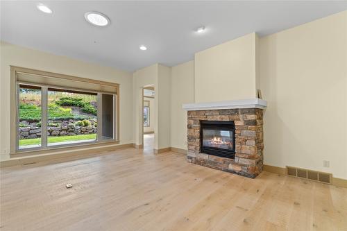 161 Mashie Crescent, Vernon, BC - Indoor Photo Showing Living Room With Fireplace