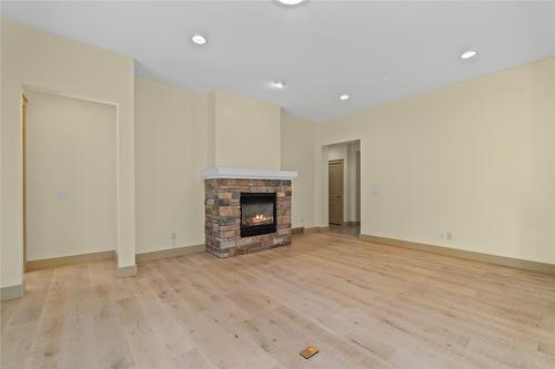 161 Mashie Crescent, Vernon, BC - Indoor Photo Showing Living Room With Fireplace