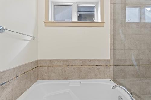 161 Mashie Crescent, Vernon, BC - Indoor Photo Showing Bathroom