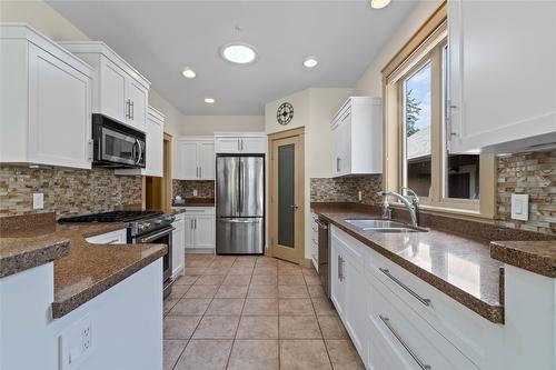 161 Mashie Crescent, Vernon, BC - Indoor Photo Showing Kitchen With Stainless Steel Kitchen With Double Sink With Upgraded Kitchen