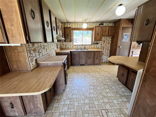 3309 Princeton Summerland Road, Princeton, BC - Indoor Photo Showing Kitchen