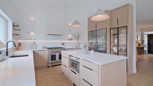 397 Tucker Court, Kelowna, BC - Indoor Photo Showing Kitchen