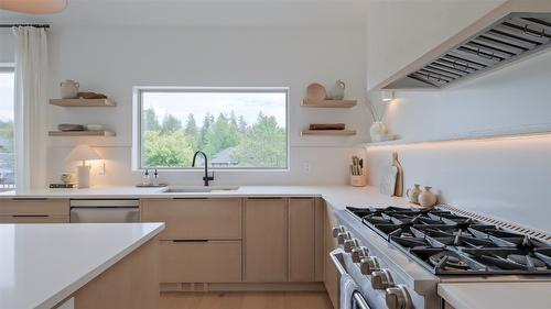 397 Tucker Court, Kelowna, BC - Indoor Photo Showing Kitchen With Upgraded Kitchen