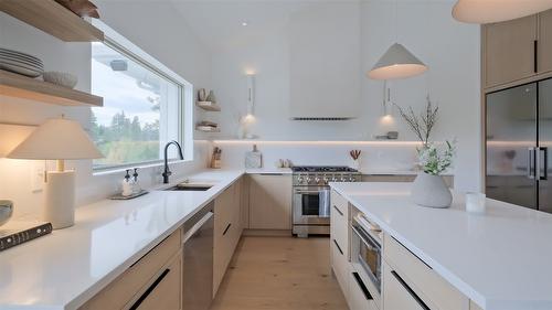 397 Tucker Court, Kelowna, BC - Indoor Photo Showing Kitchen With Upgraded Kitchen