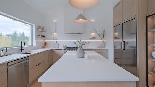 397 Tucker Court, Kelowna, BC - Indoor Photo Showing Kitchen