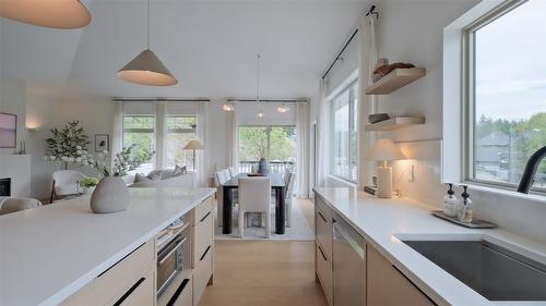 397 Tucker Court, Kelowna, BC - Indoor Photo Showing Kitchen