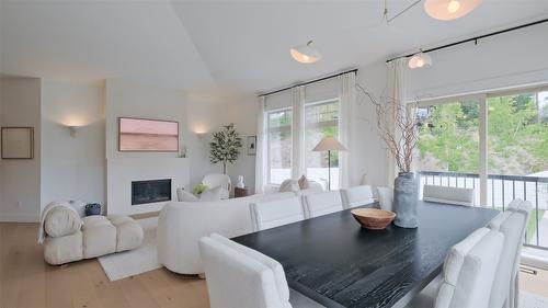 397 Tucker Court, Kelowna, BC - Indoor Photo Showing Dining Room