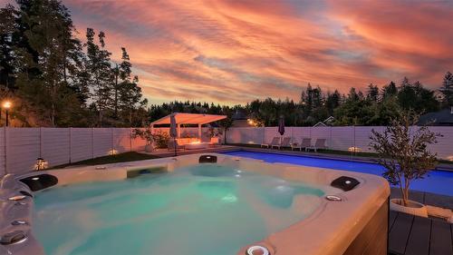 397 Tucker Court, Kelowna, BC - Outdoor With In Ground Pool