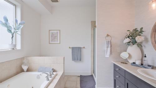 397 Tucker Court, Kelowna, BC - Indoor Photo Showing Bathroom