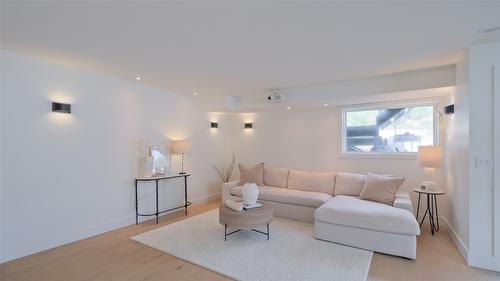 397 Tucker Court, Kelowna, BC - Indoor Photo Showing Living Room