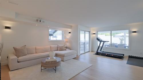 397 Tucker Court, Kelowna, BC - Indoor Photo Showing Living Room