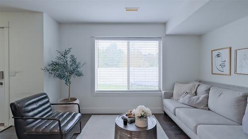 397 Tucker Court, Kelowna, BC - Indoor Photo Showing Living Room