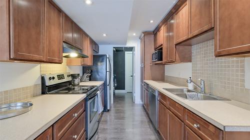 397 Tucker Court, Kelowna, BC - Indoor Photo Showing Kitchen With Double Sink