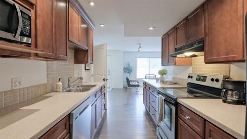 397 Tucker Court, Kelowna, BC - Indoor Photo Showing Kitchen With Double Sink