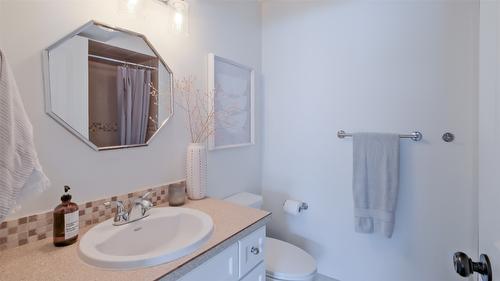 397 Tucker Court, Kelowna, BC - Indoor Photo Showing Bathroom