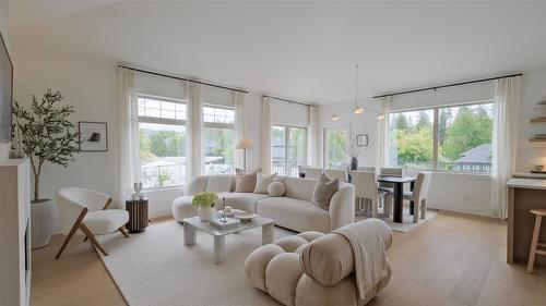 397 Tucker Court, Kelowna, BC - Indoor Photo Showing Living Room