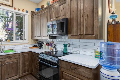 6871 33 Highway, Kelowna, BC - Indoor Photo Showing Kitchen