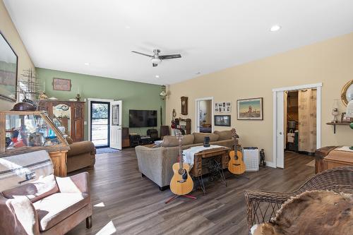 6871 33 Highway, Kelowna, BC - Indoor Photo Showing Living Room