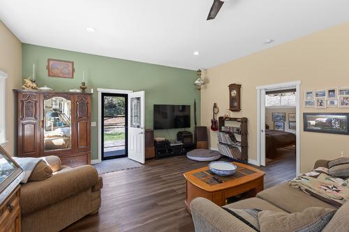 6871 33 Highway, Kelowna, BC - Indoor Photo Showing Living Room