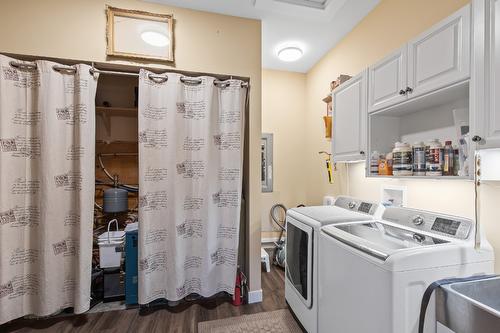 6871 33 Highway, Kelowna, BC - Indoor Photo Showing Laundry Room