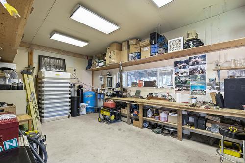 6871 33 Highway, Kelowna, BC - Indoor Photo Showing Garage