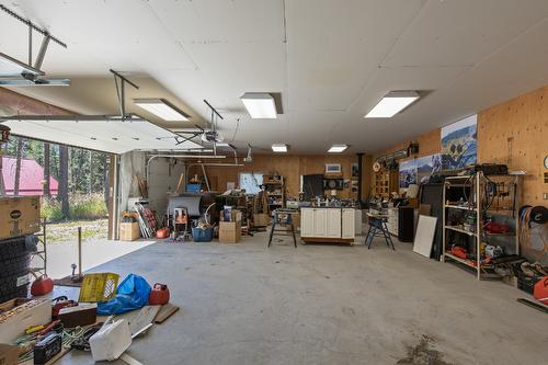 6871 33 Highway, Kelowna, BC - Indoor Photo Showing Garage