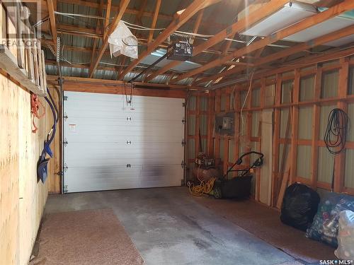 909 Assiniboia Avenue, Stoughton, SK - Indoor Photo Showing Garage