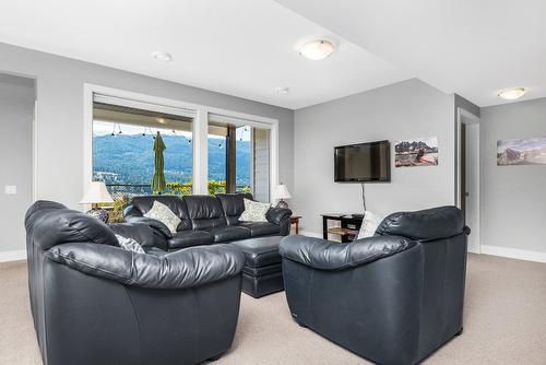 32-1404 Copper Mountain Court, Vernon, BC - Indoor Photo Showing Living Room