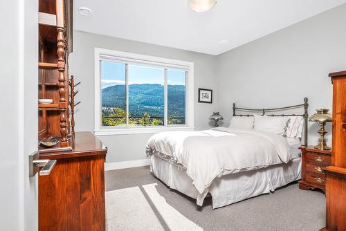 32-1404 Copper Mountain Court, Vernon, BC - Indoor Photo Showing Bedroom