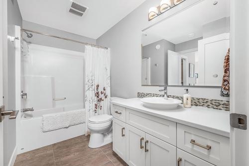 32-1404 Copper Mountain Court, Vernon, BC - Indoor Photo Showing Bathroom