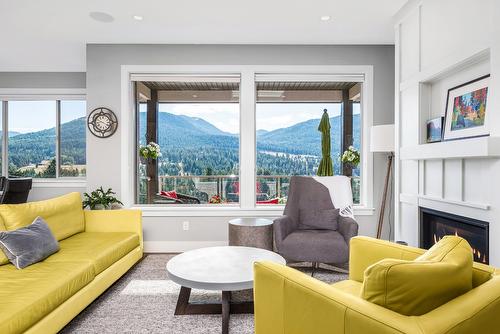 32-1404 Copper Mountain Court, Vernon, BC - Indoor Photo Showing Living Room With Fireplace