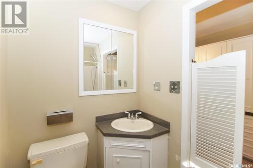 880 Mcniven Avenue, Regina, SK - Indoor Photo Showing Bathroom