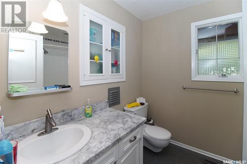 880 Mcniven Avenue, Regina, SK - Indoor Photo Showing Bathroom