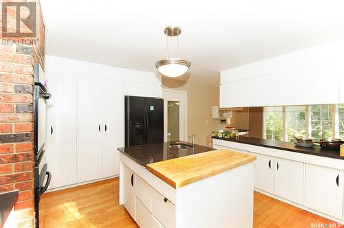 880 Mcniven Avenue, Regina, SK - Indoor Photo Showing Kitchen