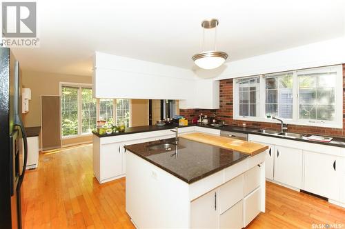 880 Mcniven Avenue, Regina, SK - Indoor Photo Showing Kitchen